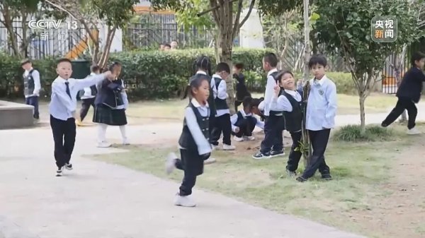 十大股票配资 多地推行中小学春秋假，“孩子放假家长不休”怎么办